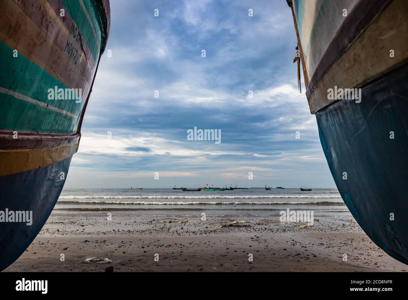 Strandblick mit Fischerbooten am frühen Morgen aus flachem Winkel Bild ist bei murdeshwar karnataka indien am frühen Morgen nehmen. Es ist der sehr Hol Stockfoto