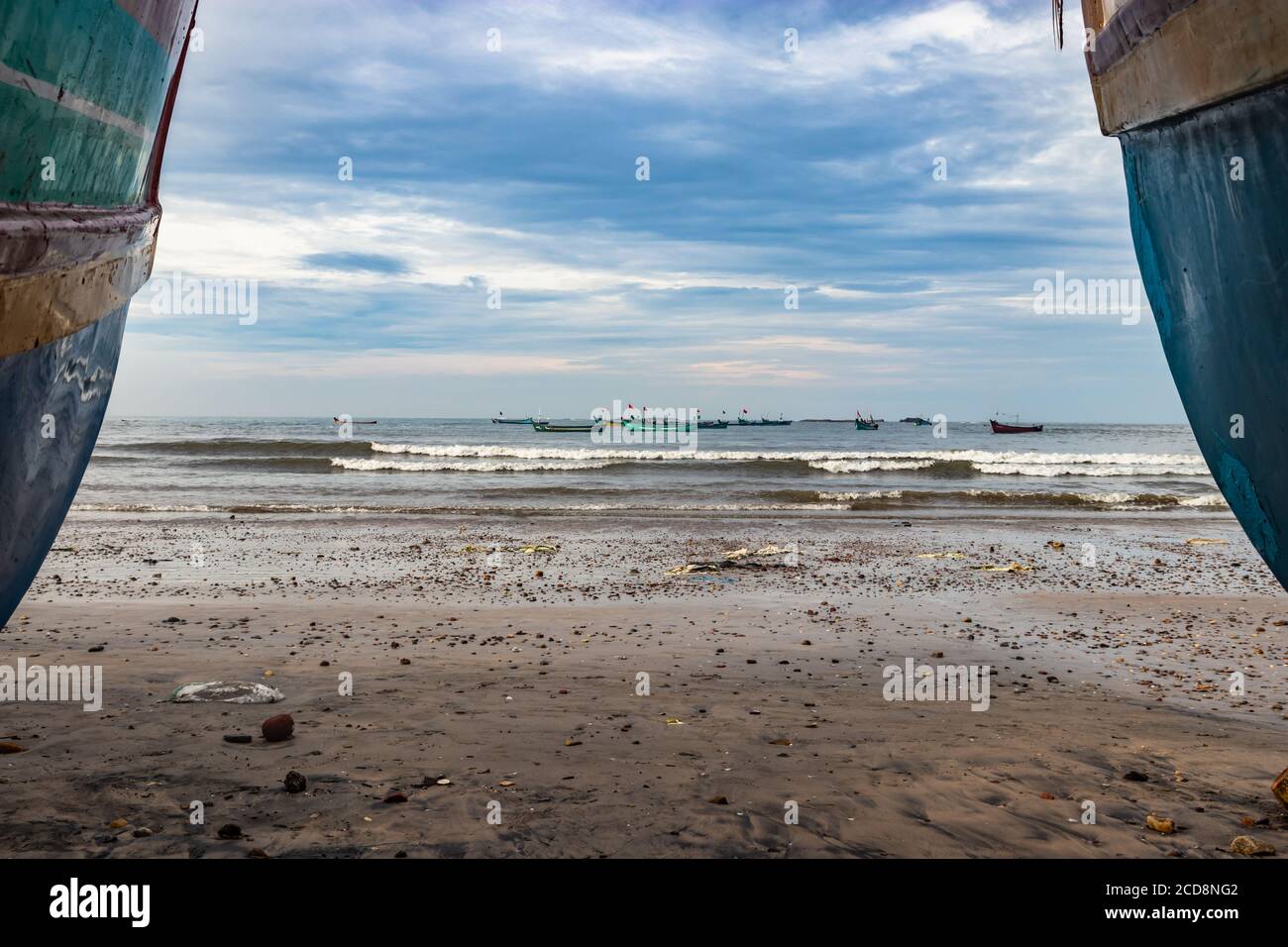 Strandblick mit Fischerbooten am frühen Morgen aus flachem Winkel Bild ist bei murdeshwar karnataka indien am frühen Morgen nehmen. Es ist der sehr Hol Stockfoto