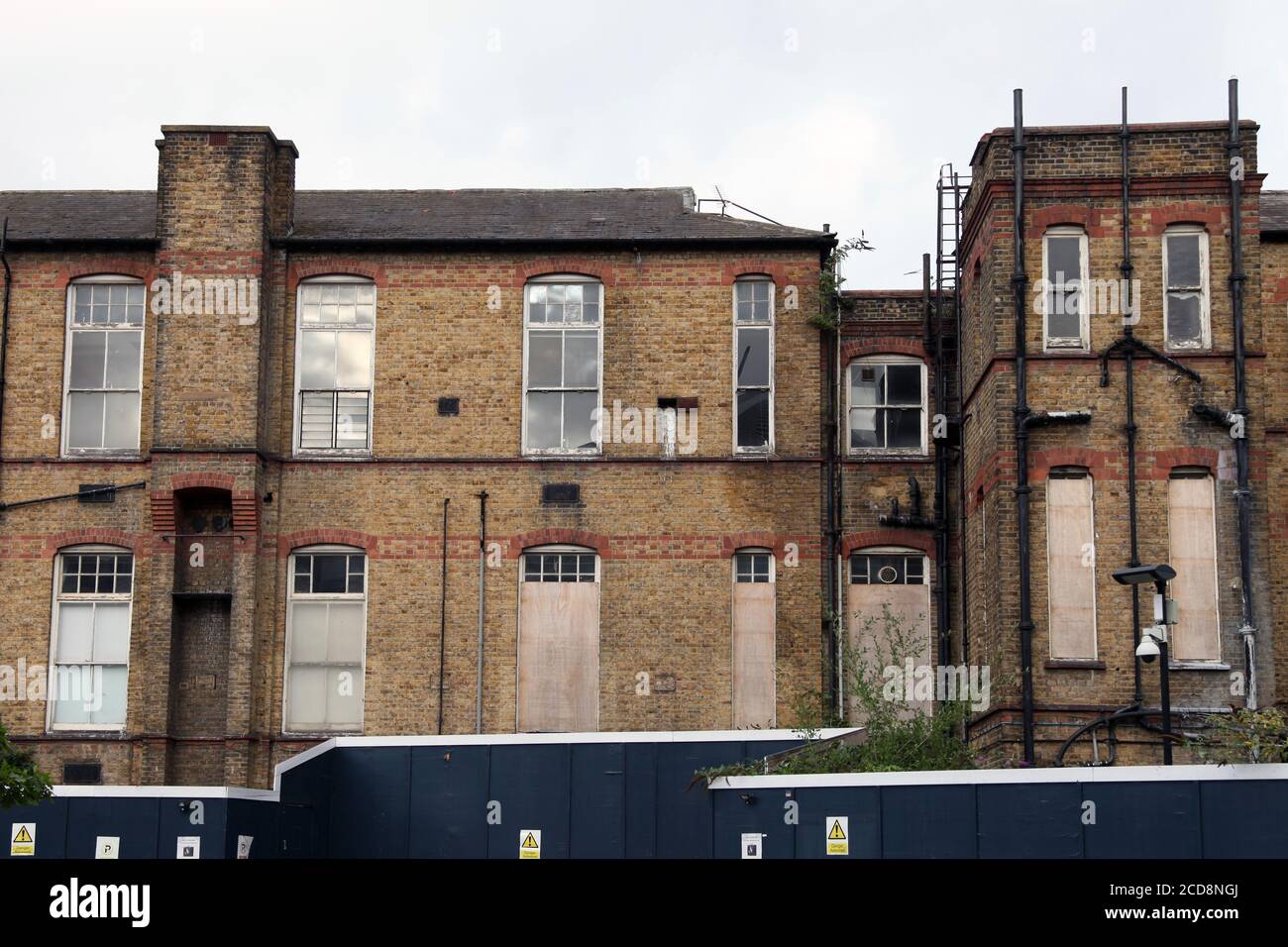 Ein verlassenes Gebäude auf dem Gelände des St. George's Hospital, Tooting, London, Großbritannien, August 2020 Stockfoto