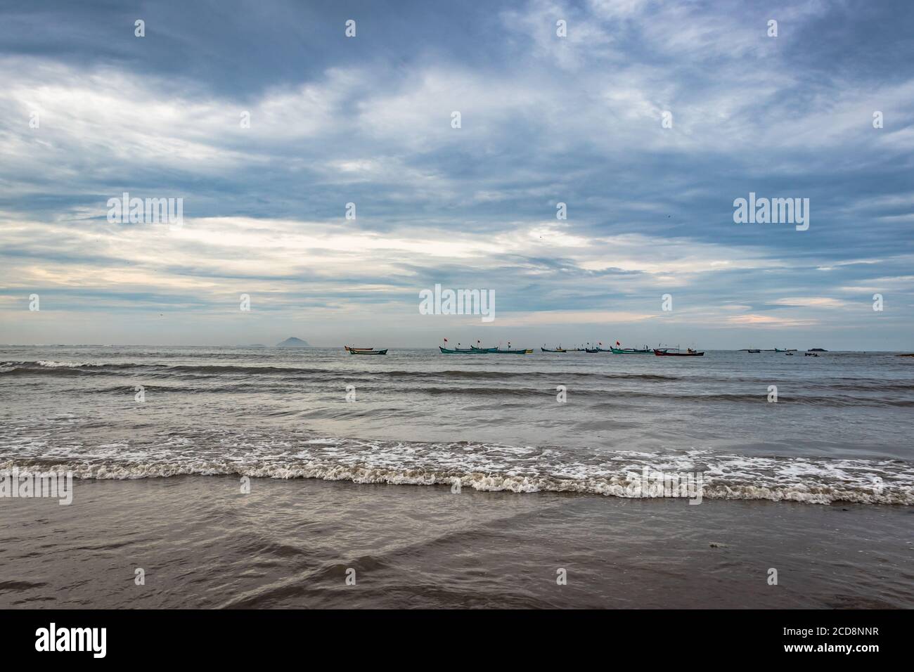 Strandblick mit Meereswellen am frühen Morgen aus niedrigen Winkel Bild ist nehmen an murdeshwar karnataka indien am frühen Morgen. Es ist die sehr heilige wie Stockfoto