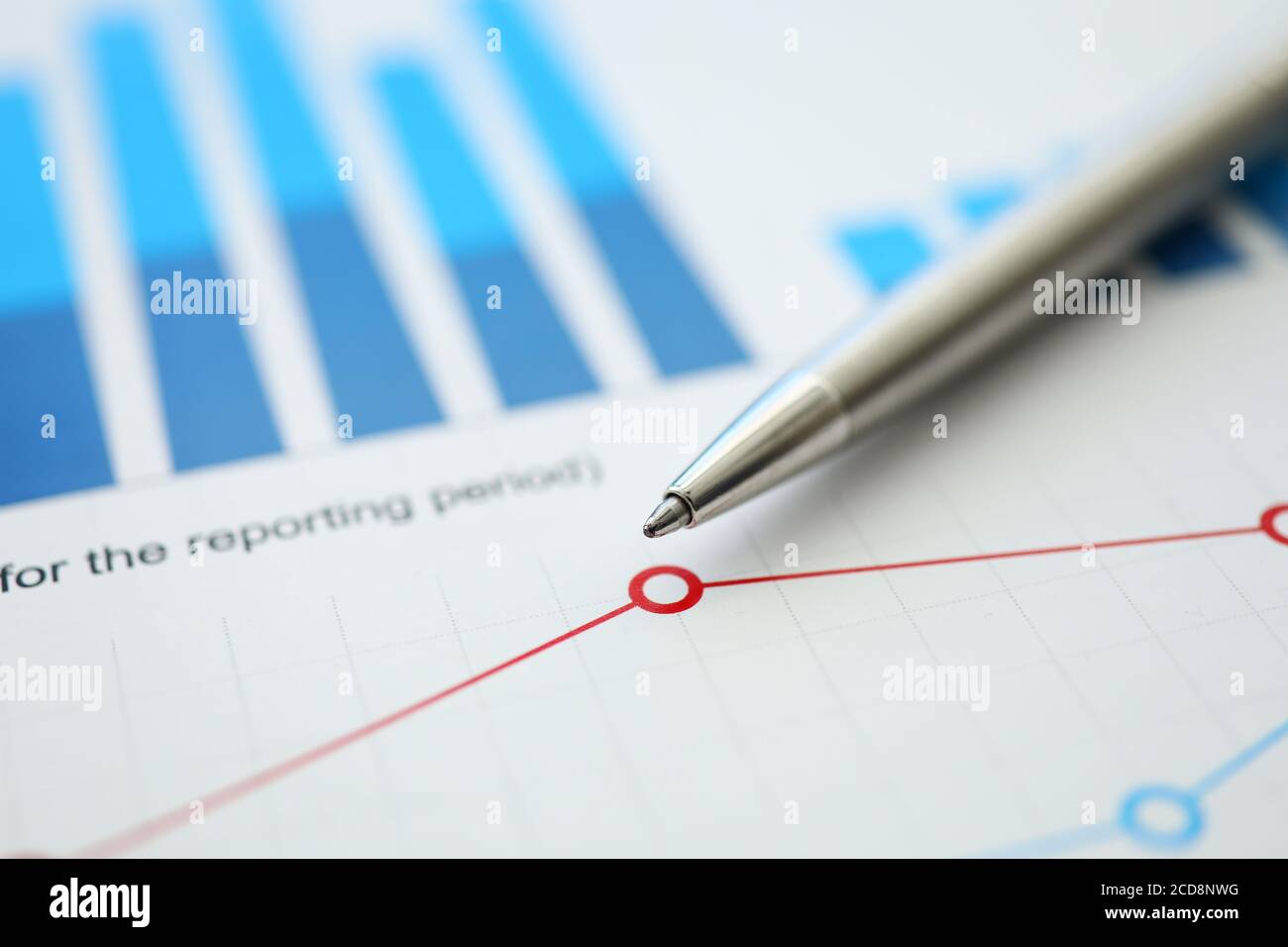 Auf dem Tisch ist Finanzbericht mit Diagramm und Stift Stockfoto