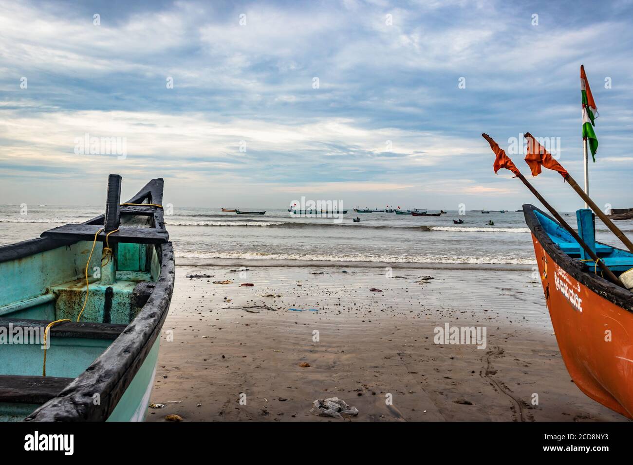 Strandblick mit Fischerbooten am frühen Morgen aus flachem Winkel Bild wird bei murudeshwar karnataka indien genommen. Stockfoto