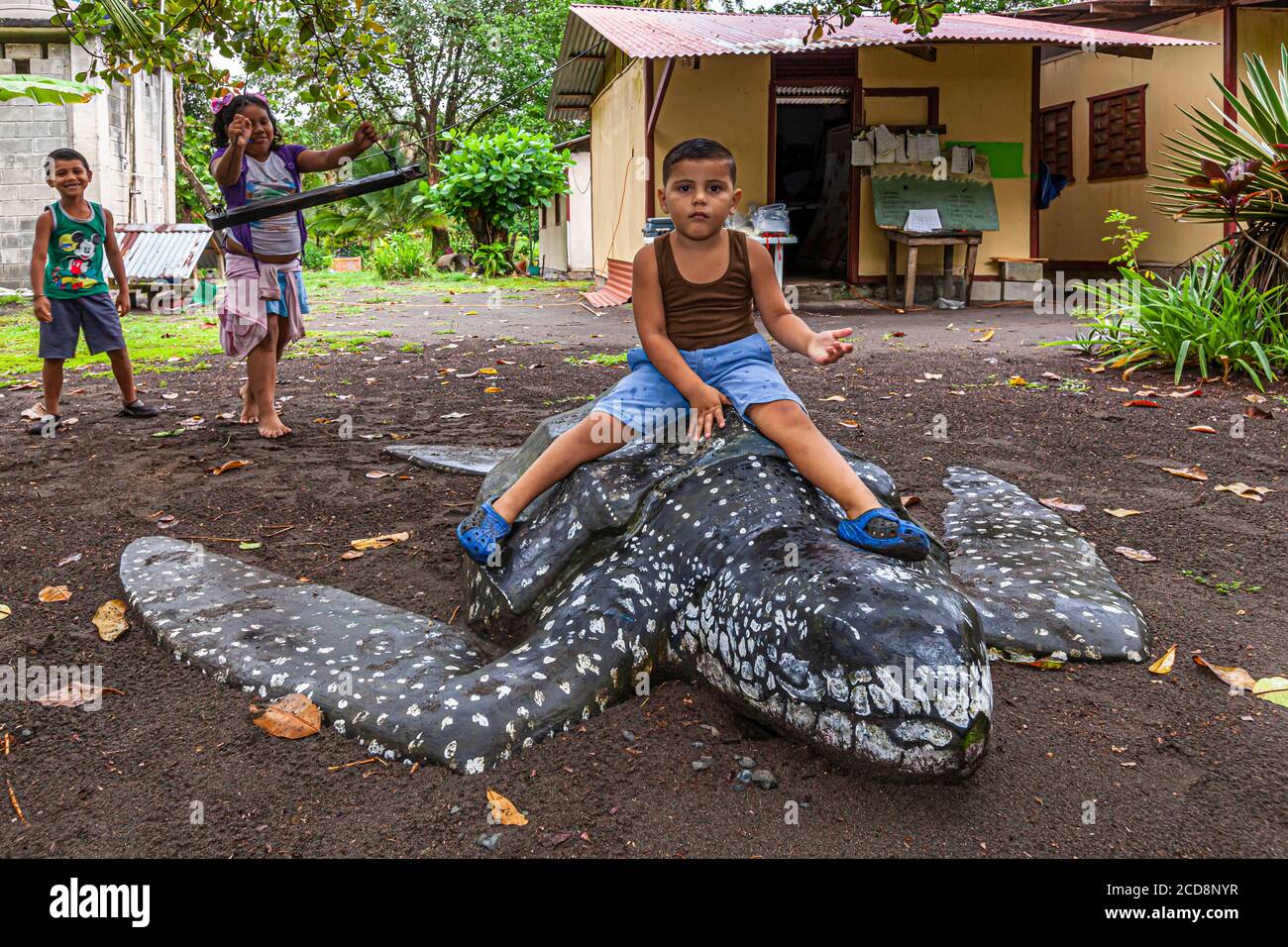 Lokale Kinder spielen im Biosphere Citizen Scientist Project Camp zur Rettung von Meeresschildkröten in Reventazón, Costa Rica Stockfoto