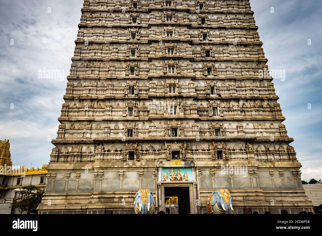 Murdeshwar Tempel rajagopuram Eingang mit flachem Himmel Bild ist nehmen an murdeshwar karnataka indien am frühen Morgen. Es ist einer der höchsten Gopuram oder Stockfoto