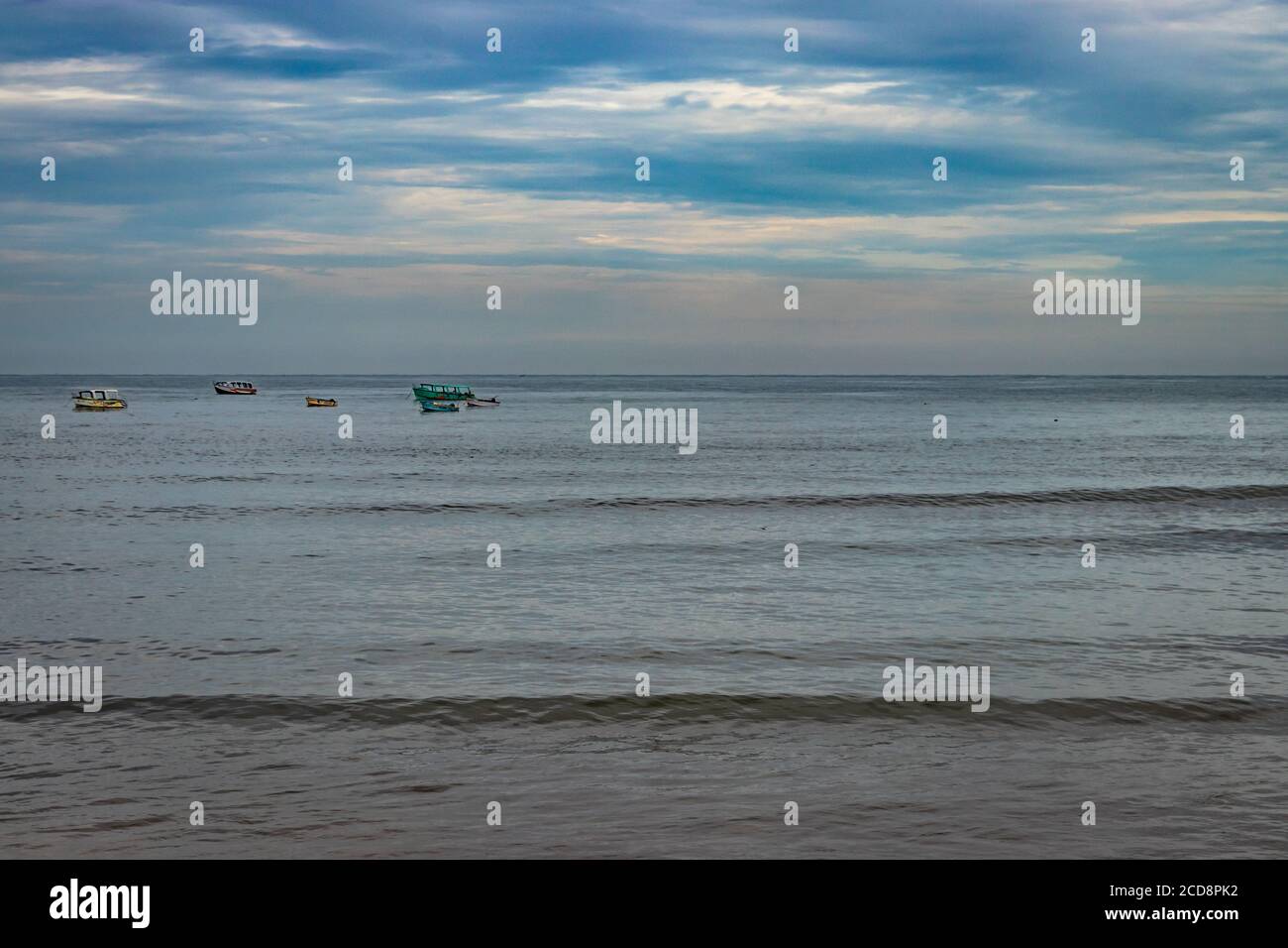 Blick auf den Strand mit Meereswellen am frühen Morgen Aus dem niedrigen Winkel zeigt die heitere Schönheit der Natur Stockfoto