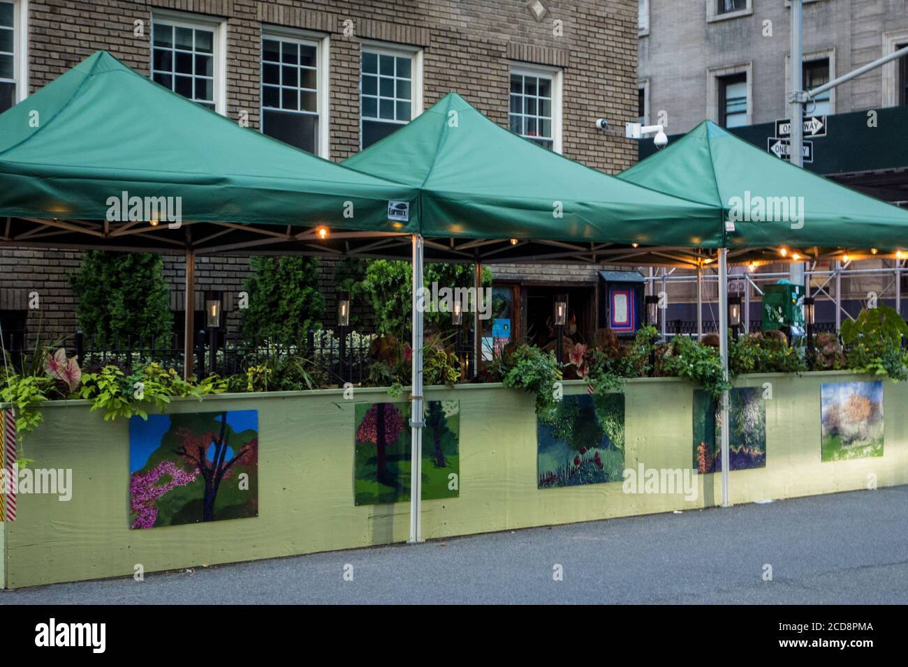Sitzplätze im Freien während der Pandemie von Covid 19 im North Square Restaurant am Waverly Place und MacDougal in Greenwich Village, New York City, NY, USA Stockfoto