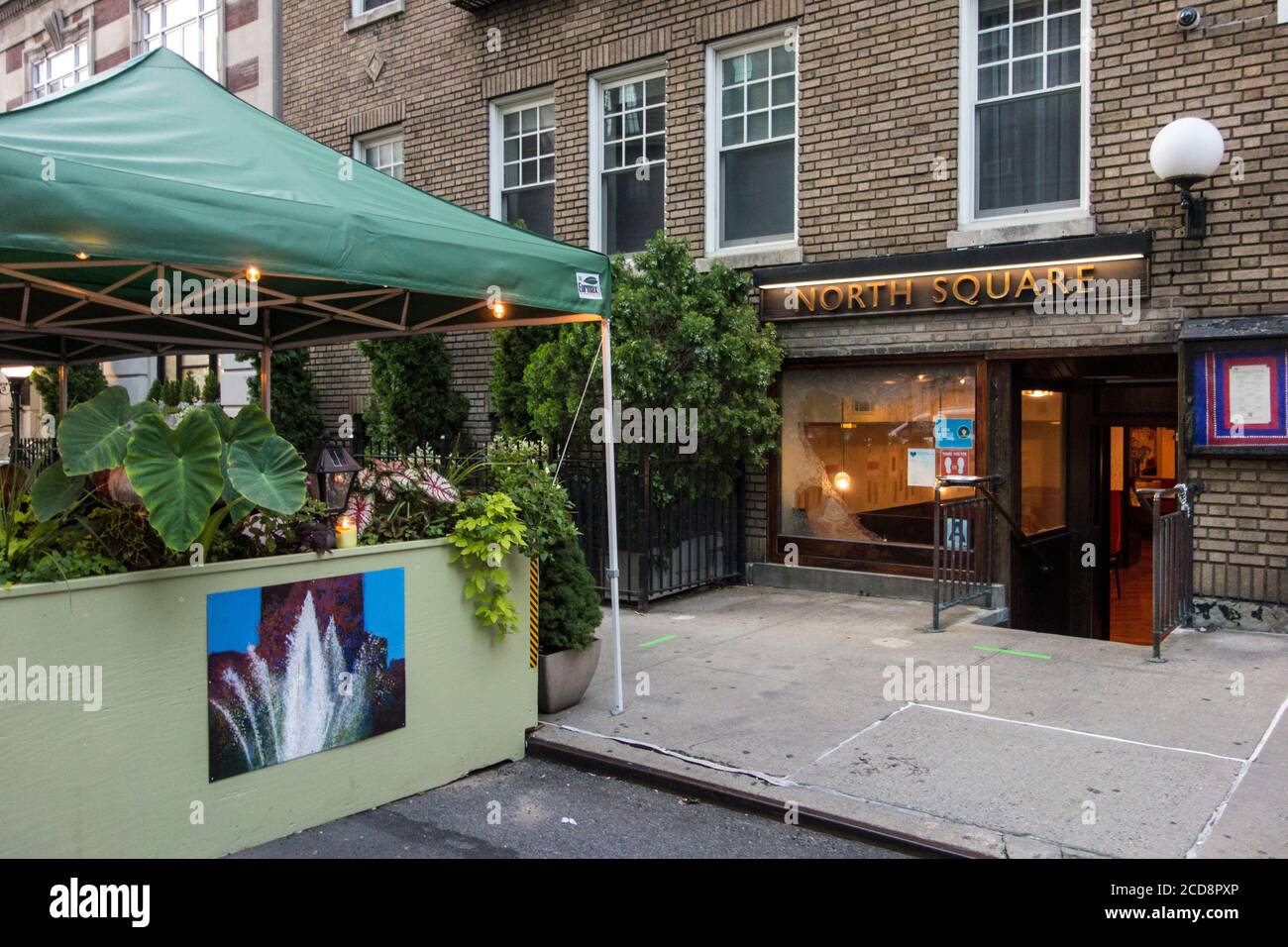 Sitzplätze im Freien während der Pandemie von Covid 19 im North Square Restaurant am Waverly Place und MacDougal in Greenwich Village, New York City, NY, USA Stockfoto