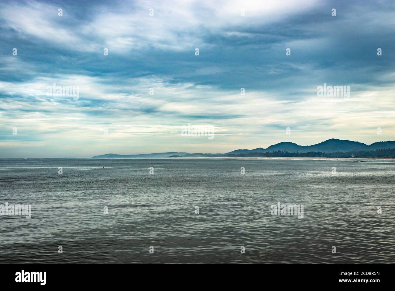 Meereshorizont am frühen Morgen aus flachem Winkel Bild wird am frühen Morgen aufgenommen. Es zeigt die schöne Meereslandschaft der Natur. Stockfoto