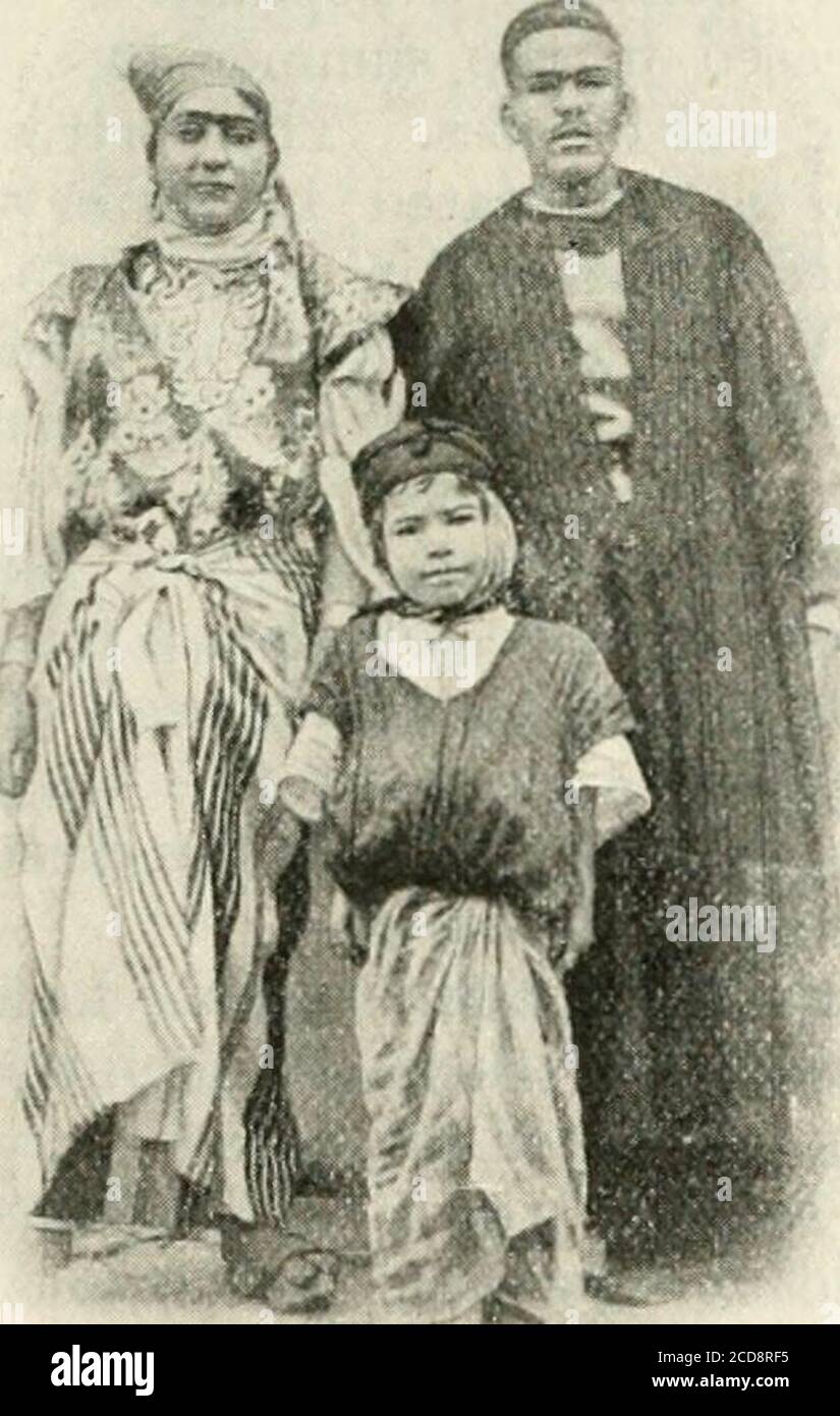 . Cook's praktische Führer nach Algerien und Tunesien . TUNIS. 337 der Generalrat der Pouts et Chausseets im Juli 1888, undder Hafen wurde im Jahr 1892. Dort blieb jedoch noch viel zu tun, um die Arbeiten zu vollenden, Kais zu bilden, Land zurückzuziehen, Lagerhallen und Schuppen zu bauen, Geräte zum Be- und Entladen zu errichten, Eisenbahnlinien und Kanalisation zu bauen, Gas und Wasser zu stellen. Um all dies zu bewirken, ein Dekret wurde passedin April, 1894, mit M. Herzogtum und Preault für die Firma. ARABISCHE DOLMETSCHER UND FAMILIE. Pleting den Hafen von Tunis, und für den Bau von Newports oder ha Stockfoto