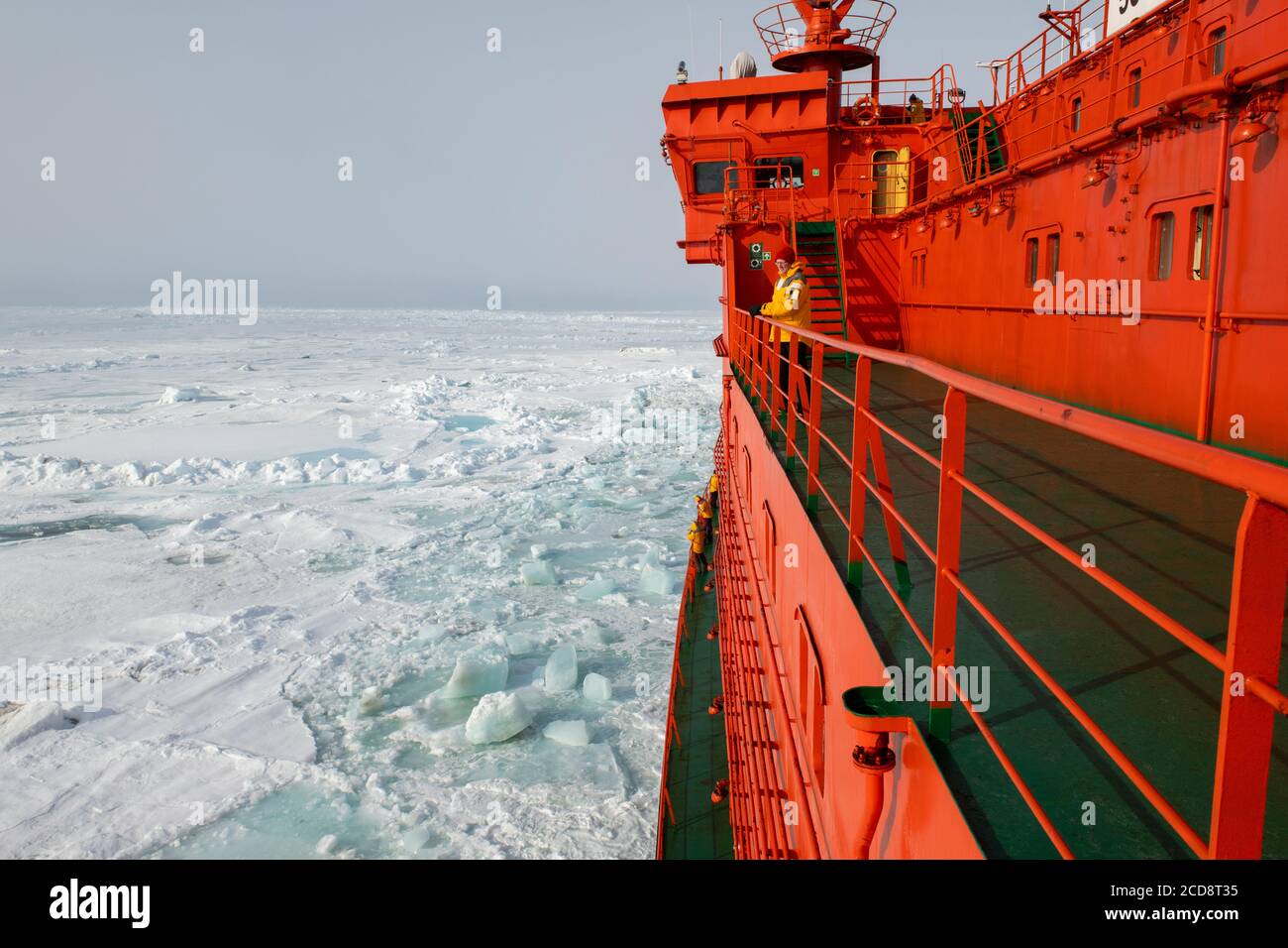 Russland, Hohe Arktis. Absturz durch dichtes Meereis bei 89 Grad Nord Richtung Nordpol. Blick vom Deck des russischen Eisbrechers, 50 Jahre Stockfoto
