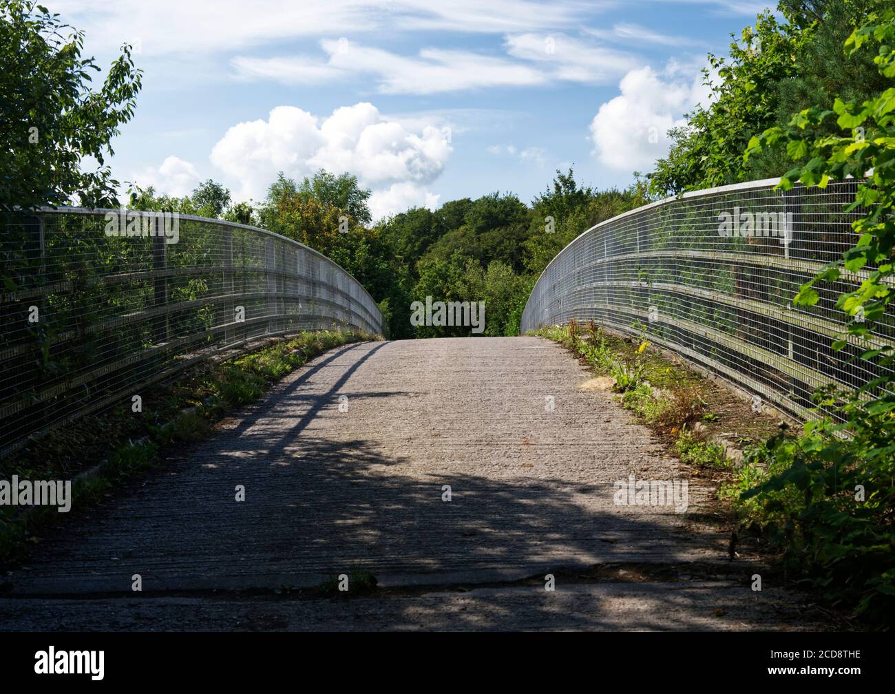 Fußgängerbrücke in Wells Landschaft Stockfoto