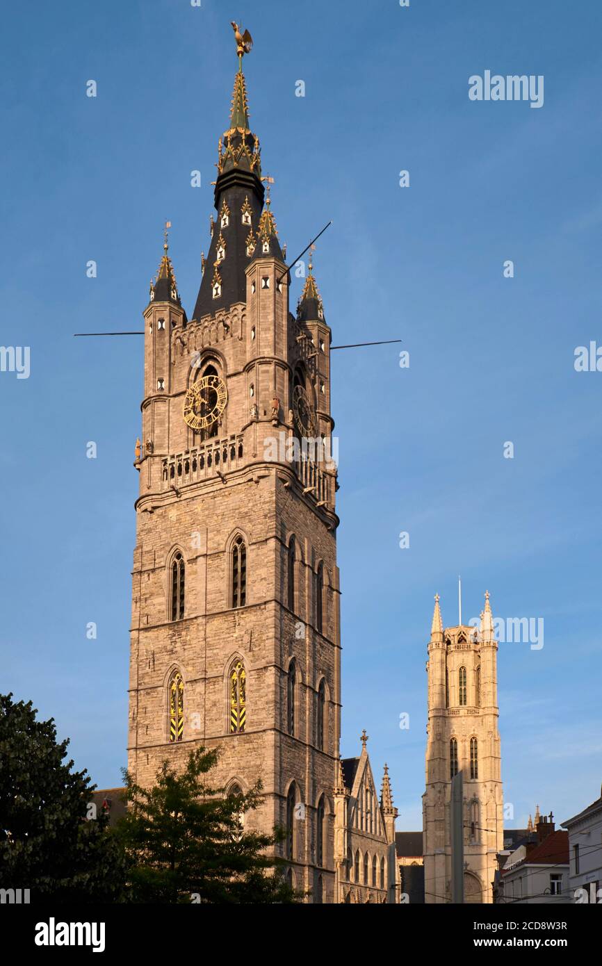 Belgien, Ostflandern, Gent, Gent, Belfried von Gent in der UNESCO-Liste des Weltkulturerbes eingetragen und St. Bavon Kathedrale (St. Baafs-Kathedrale) Stockfoto
