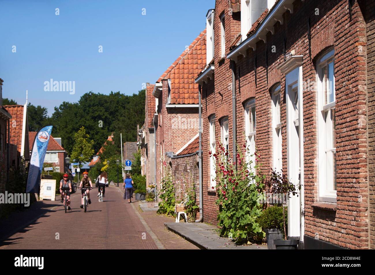 Niederlande, Zeeland Provinz, Walcheren, Veere, gepflasterte Straße (Oudestraat) in der Nähe der Großen Kirche Stockfoto