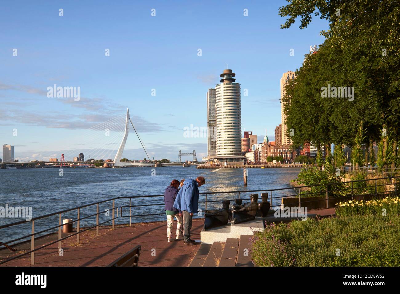 Niederlande, Südholland, Rotterdam, mit Blick auf die Nieuwe Maas und die Southbank im Hintergrund das New Yorker Hotel wurde 1993 im ehemaligen Gebäude der Holland America Line, der Erasmus-Brücke und im Vordergrund eine Skulptur von Yair Aschkenasy als Hommage an den alten Ruderberuf eröffnet Stockfoto