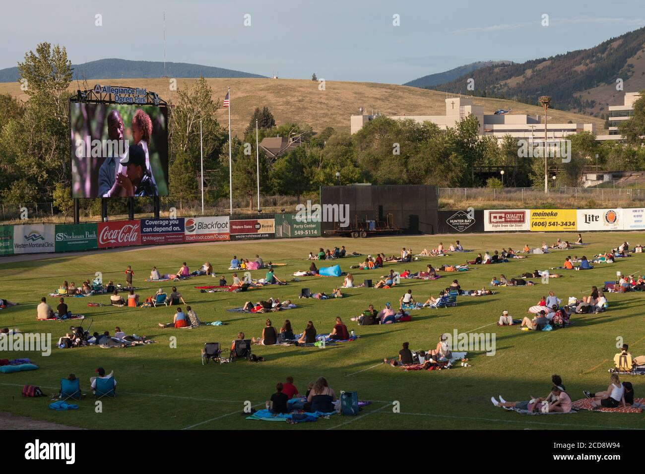 Die Besucher werden beim Betrachten des Films „Space Jam“ im Ogren Park in Missoula, Montana, am Donnerstag, 23. Juli 2020, vorsichtig verteilt. Stockfoto