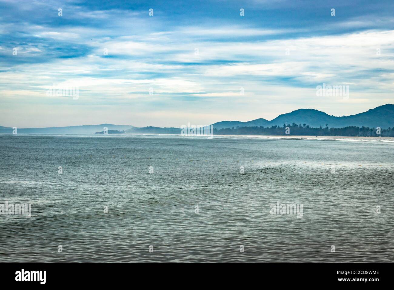 Meereshorizont am frühen Morgen aus flachem Winkel Bild wird am frühen Morgen aufgenommen. Es zeigt die schöne Meereslandschaft der Natur. Stockfoto