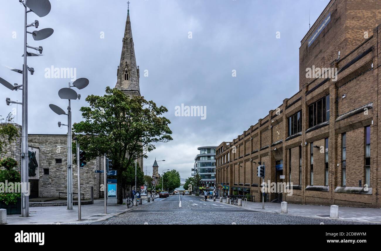 Marine Road, Dublin, Irland mit links die Türme der St. Michaels Kirche und der Ratskammer auf der linken Seite, das Einkaufszentrum auf der rechten Seite. Stockfoto