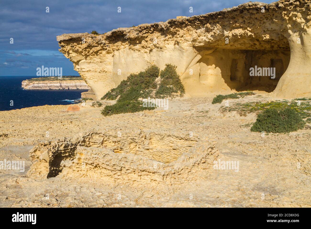 RAS il-Wardija (Punischer Tempel von Wardija) ein punisch-römisches Heiligtum, das in Kalksteinklippen auf der Insel Gozo, Malta, gehauen wurde Stockfoto