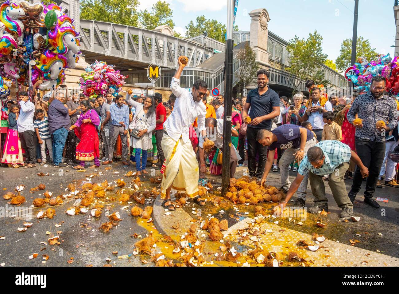 Frankreich, Paris, Ganesh Tempel von Paris Sri Manicka Vinayakar Alayam, das Fest des Gottes Ganesh, indem wir die Kokosnuss brechen, bieten wir Ganesh sein Herz Stockfoto