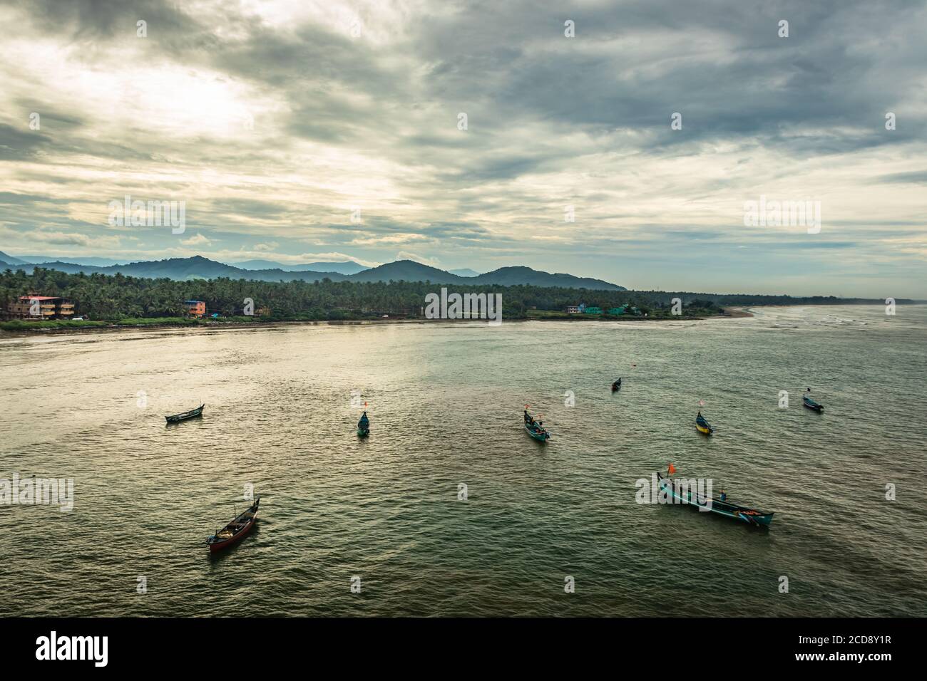 Fischerboote im Meer Luftaufnahmen am frühen Morgen Bild ist bei murdeshwar karnataka indien am frühen Morgen nehmen. Es ist die sehr heilige sowie zu Stockfoto