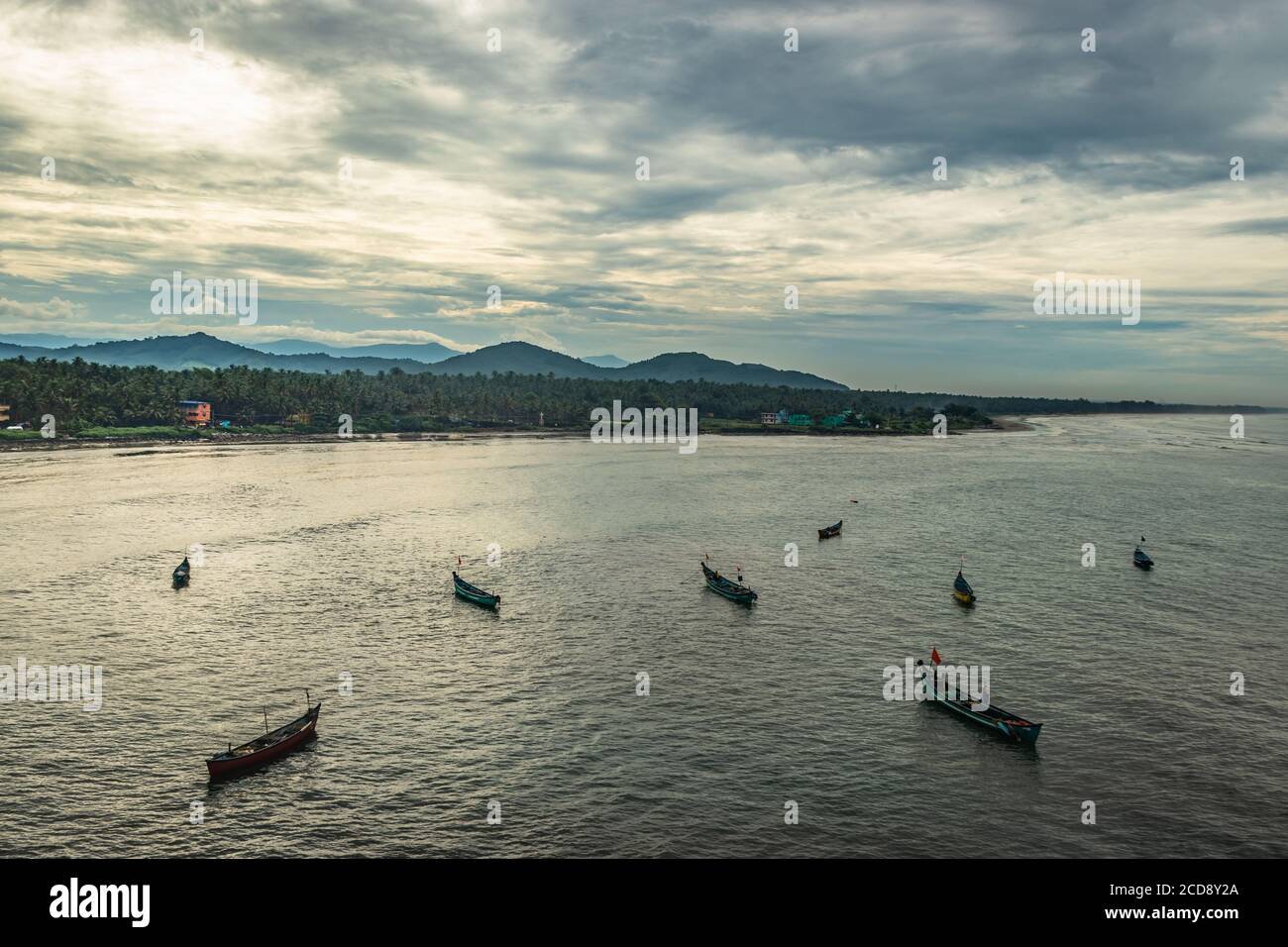 Fischerboote im Meer Luftaufnahmen am frühen Morgen Bild ist bei murdeshwar karnataka indien am frühen Morgen nehmen. Es ist die sehr heilige sowie zu Stockfoto