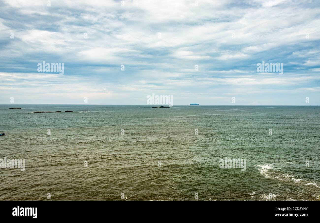 Meereshorizont am frühen Morgen aus flachem Winkel Bild wird am frühen Morgen aufgenommen. Es zeigt die schöne Meereslandschaft der Natur. Stockfoto