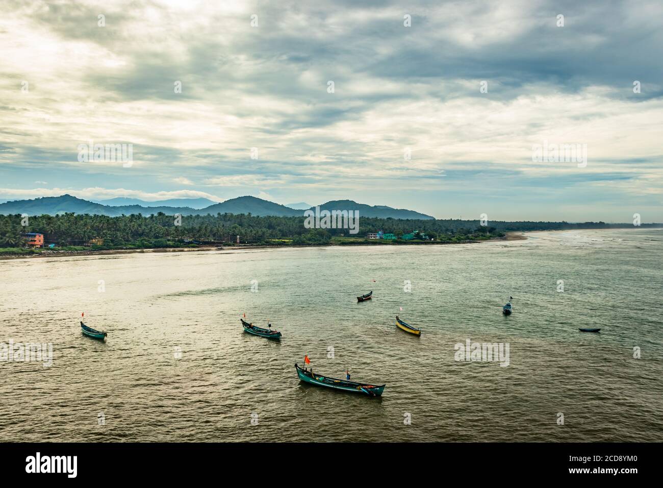Fischerboote im Meer Luftaufnahmen am frühen Morgen Bild ist bei murdeshwar karnataka indien am frühen Morgen nehmen. Es ist die sehr heilige sowie zu Stockfoto