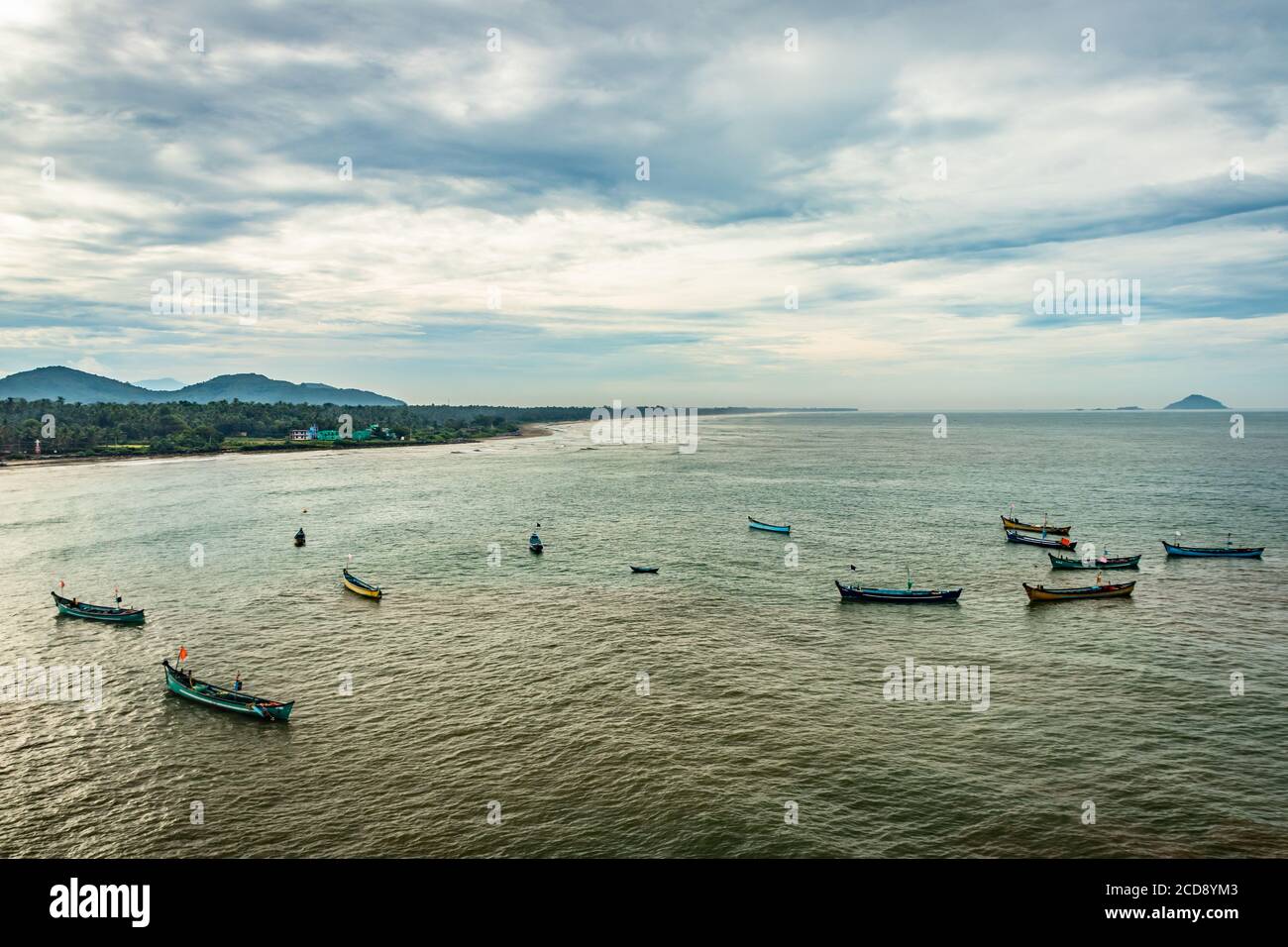 Fischerboote im Meer Luftaufnahmen am frühen Morgen Bild ist bei murdeshwar karnataka indien am frühen Morgen nehmen. Es ist die sehr heilige sowie zu Stockfoto