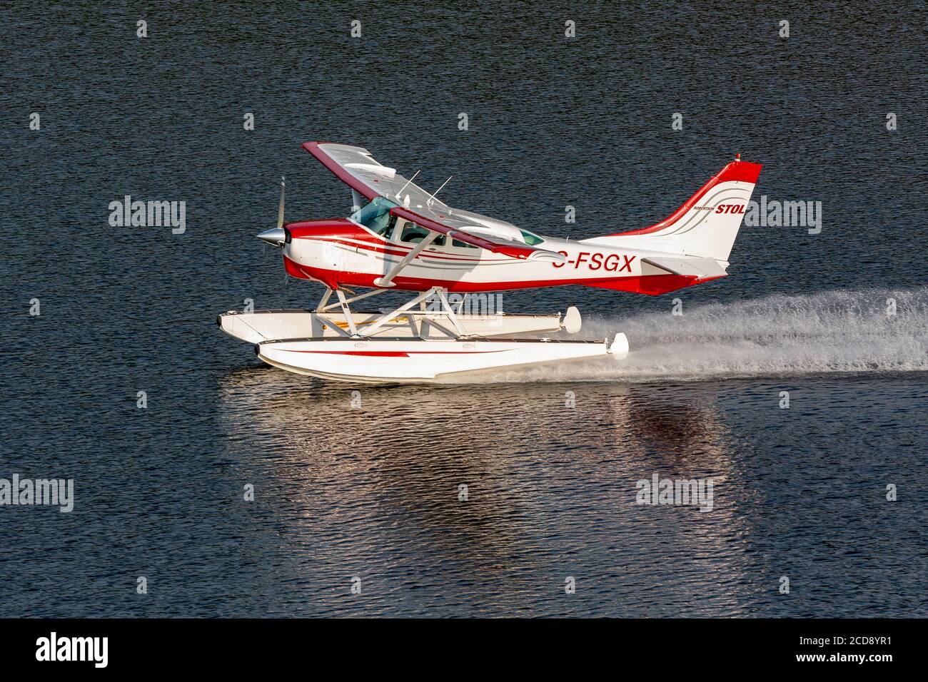 Kanada, Provinz Quebec, Mauricie Region, Hydravion Aventure, Cessna 206 Wasserflugzeug Flug über Seen und Wälder, Landung auf einem See Stockfoto