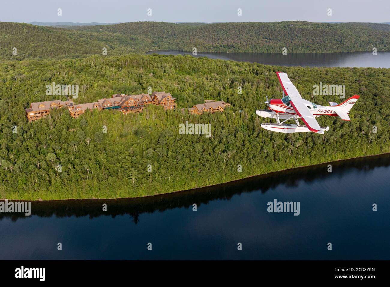 Kanada, Provinz de Qu?bec, Region de la Mauricie, Hydravion Aventure, vol en Cessna 206 au dessus de la for?t bor?ale dans les environs du lac Sacacomie, survol de l'h?tel Sacacomie Stockfoto