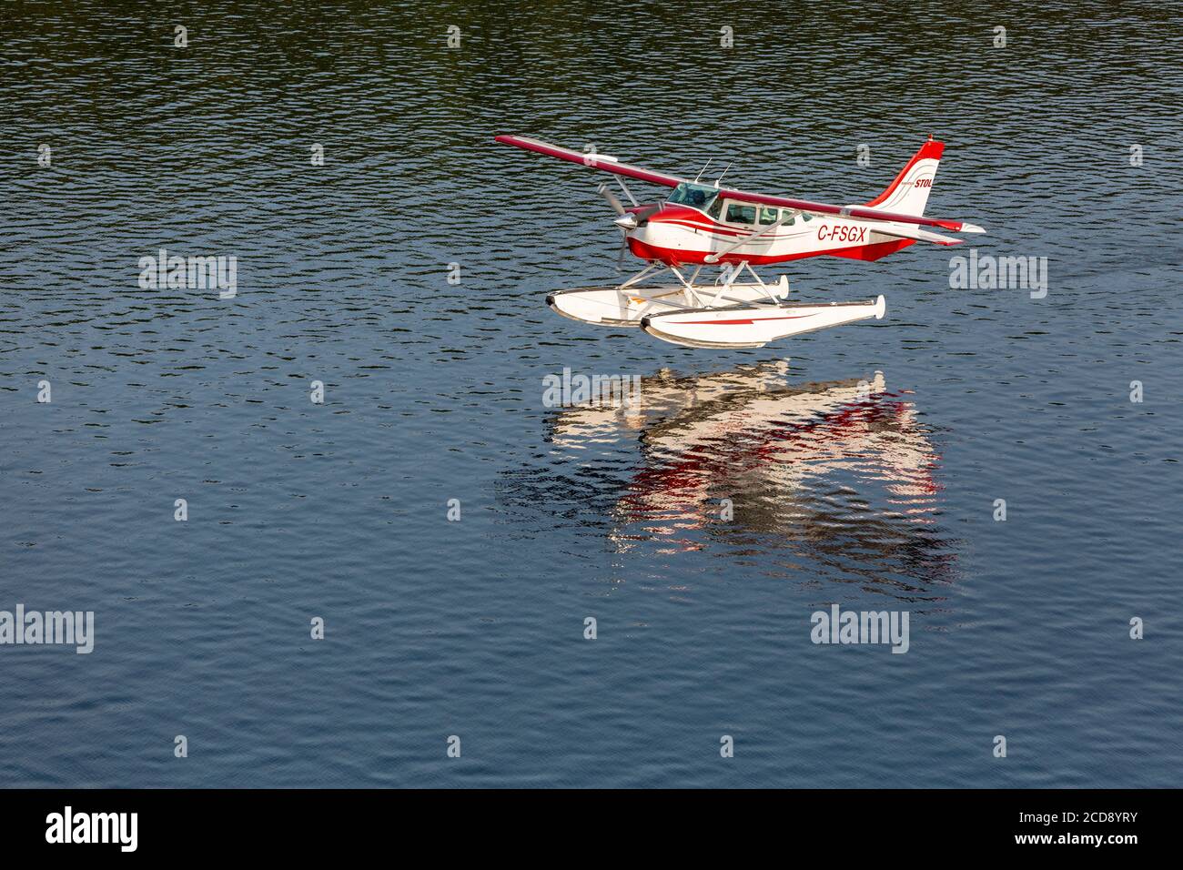 Kanada, Provinz Quebec, Mauricie Region, Hydravion Aventure, Cessna 206 Wasserflugzeug Flug über Seen und Wälder, Landung auf einem See Stockfoto