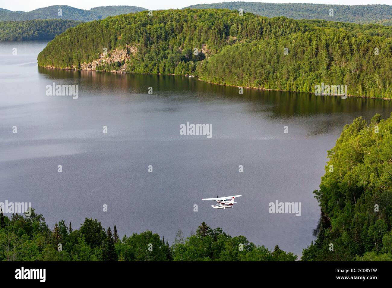 Kanada, Provinz Quebec, Mauricie Region, Hydravion Aventure, Cessna 206 Flug mit dem Wasserflugzeug über Seen und Wälder Stockfoto