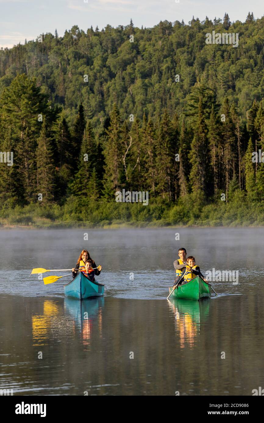 Kanada, Provinz Quebec, Mauricie Region, Saint-Maurice Wildlife Sanctuary nördlich des Mauricie National Park, morgendliche Familienbootfahrt auf Soucis Lake MODELLFREIGABE OK Stockfoto