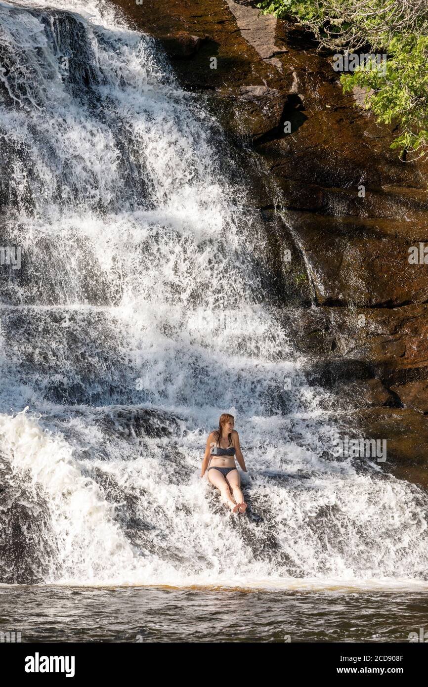 Kanada, Provinz Quebec, Mauricie Region, Saint-Maurice Wildlife Sanctuary nördlich des La Mauricie National Park, Familienschwimmen am Fuße der Wasserfälle nördlich von Soucis Lake MODELLFREIGABE OK Stockfoto