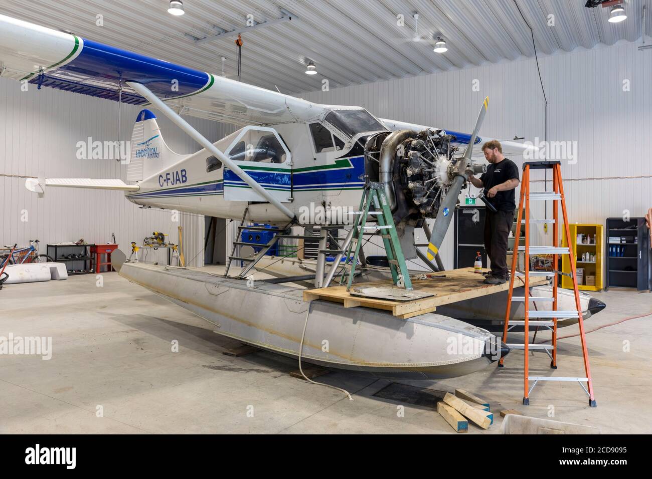 Kanada, Provinz Quebec, Mauricie Region, Hydravion Adventire, Hydrobase, Flugzeugwartung und Reparaturwerkstatt, 1956 De Haviland DHC-2 Biber Wasserflugzeug und sein Mechaniker Stockfoto