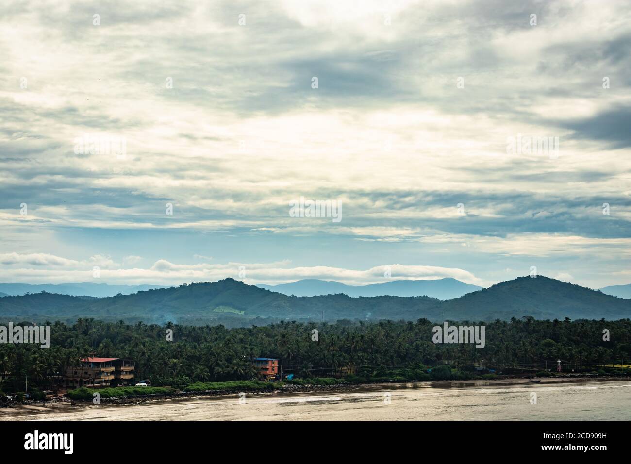 Bergschatten mit hellen Himmel am frühen Morgen aus flachen Winkel Bild zeigt die Schönheit der Natur. Stockfoto