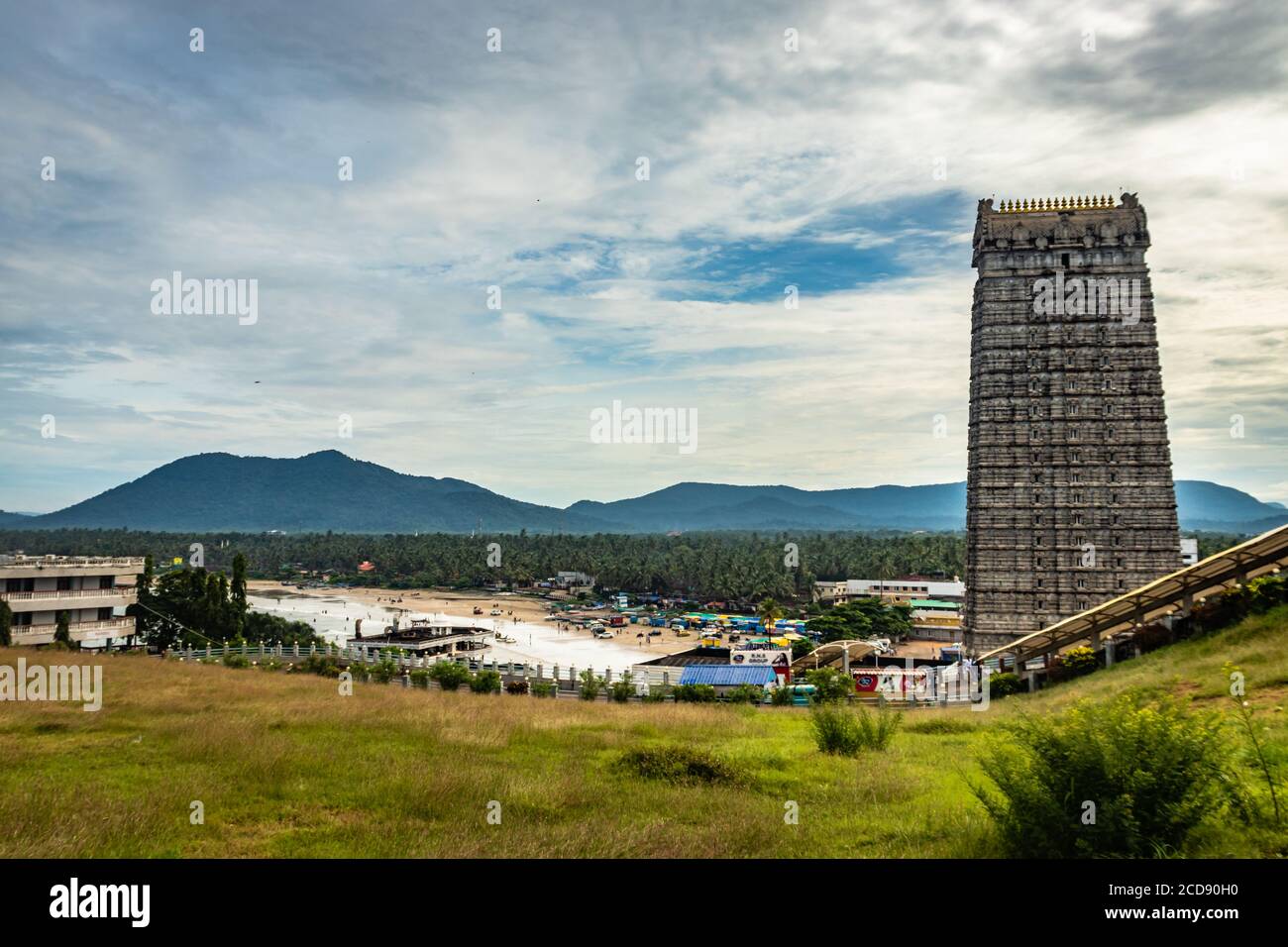 Murdeshwar Tempel rajagopuram Eingang mit flachem Himmel Bild ist nehmen an murdeshwar karnataka indien am frühen Morgen. Es ist einer der höchsten Gopuram oder Stockfoto