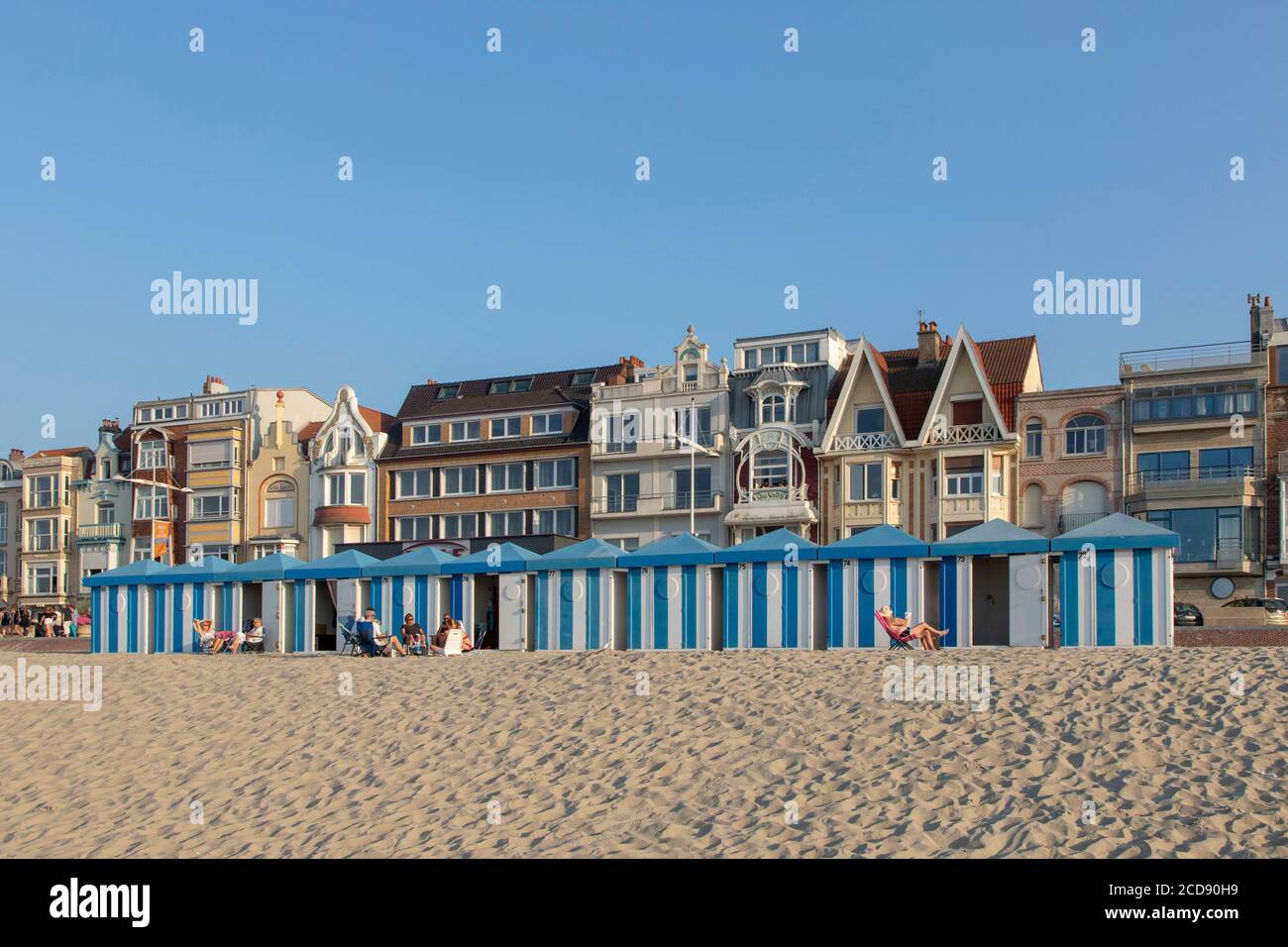 Frankreich, Nord, Malo les bains, Strandhütten und Fassaden von Villen am Wasser Stockfoto