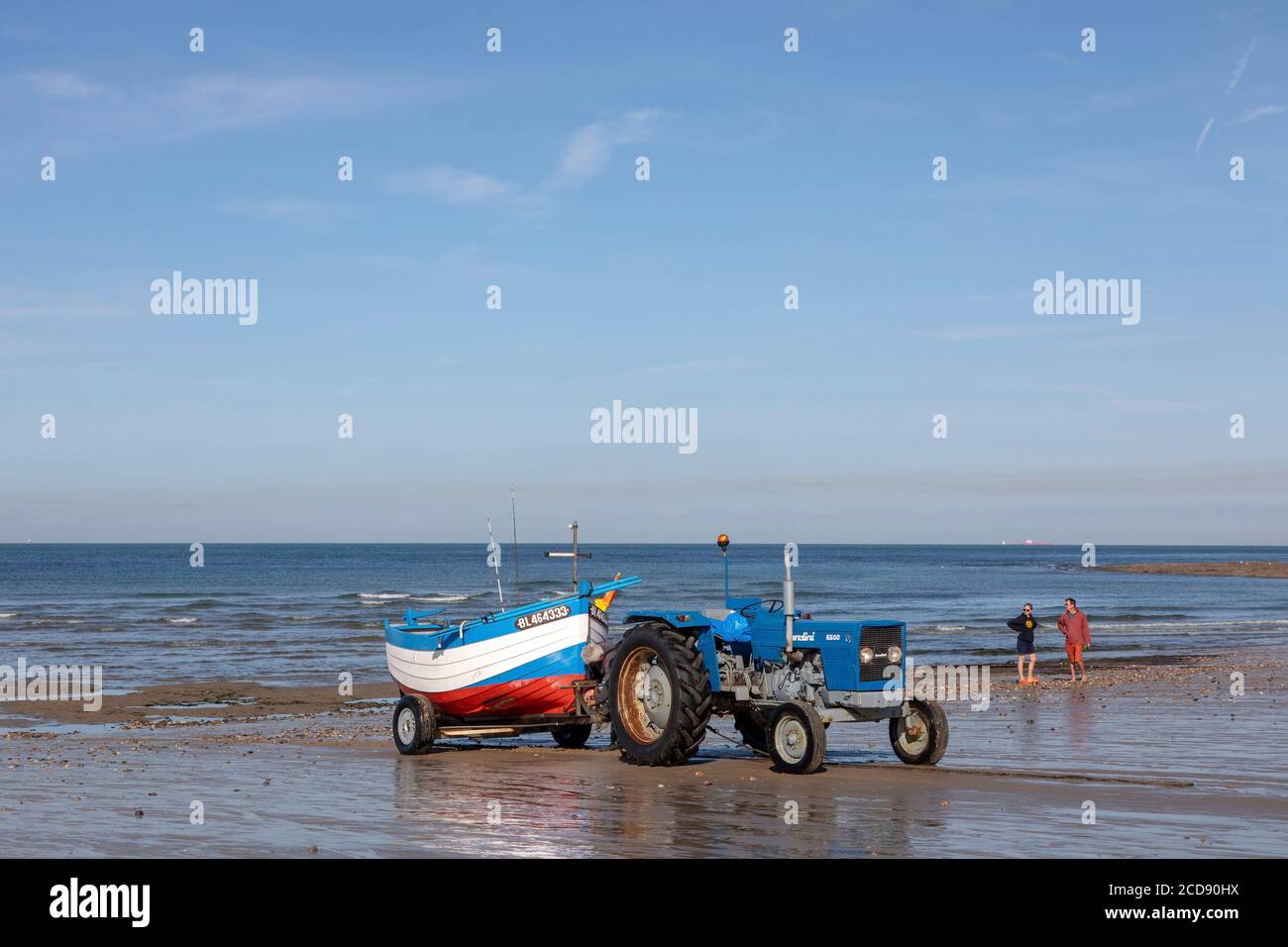 Frankreich, Pas de Calais, Audresselles, von einem Traktor gezogener Flobart am Strand Stockfoto