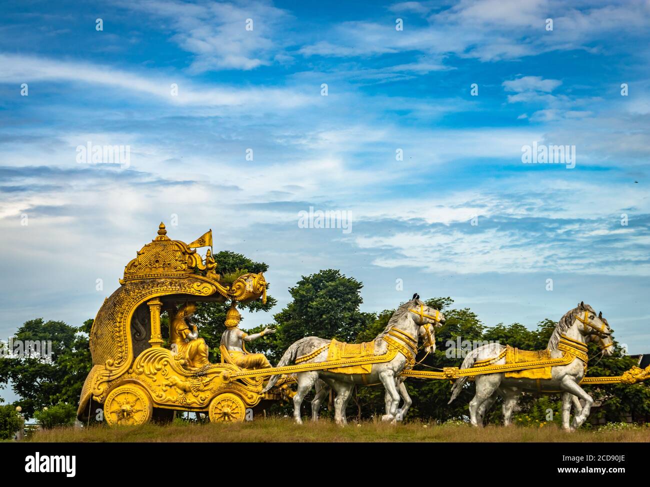 holly Arjuna Chariot von Mahabharata in goldener Farbe mit erstaunlichen Himmel Hintergrund Bild wird bei murdeshwar karnataka indien genommen. Stockfoto