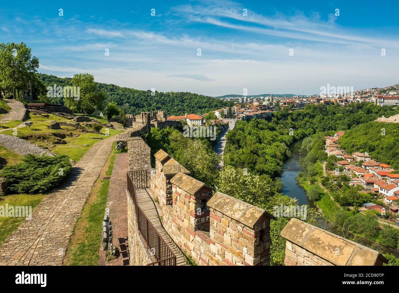 Bulgarien, Veliko Tarnovo, Wälle der königlichen Stadt, Symbol des Ruhmes des Zweiten Bulgarischen Reiches und der Unabhängigkeit, die während der osmanischen Invasionen in Europa verloren. Uneinnehmbare Festung, Tsarevets fiel aus den Händen eines Verräters. Stockfoto