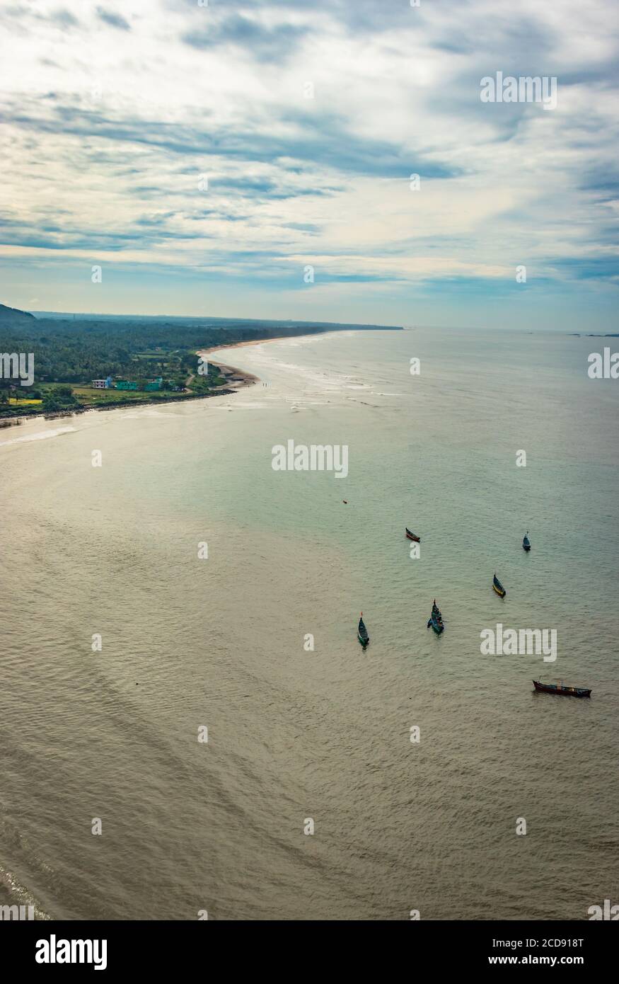 Strand isoliert mit Fischerbooten Luftaufnahmen mit dramatischen Himmel Bild ist bei murdeshwar karnataka indien am frühen Morgen nehmen. Es ist die sehr heilige wie Stockfoto