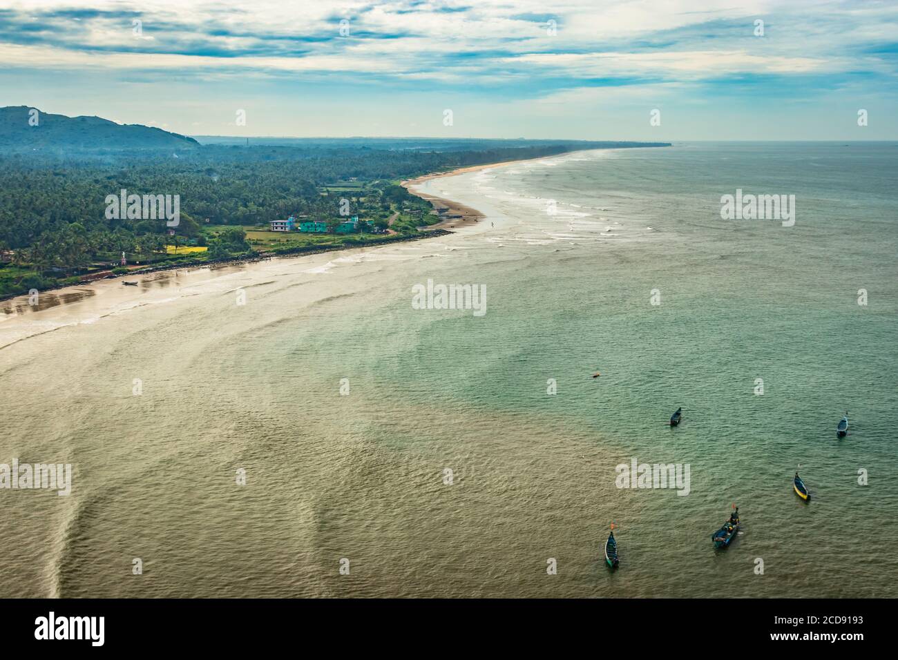 Strand isoliert mit Fischerbooten Luftaufnahmen mit dramatischen Himmel Bild ist bei murdeshwar karnataka indien am frühen Morgen nehmen. Es ist die sehr heilige wie Stockfoto