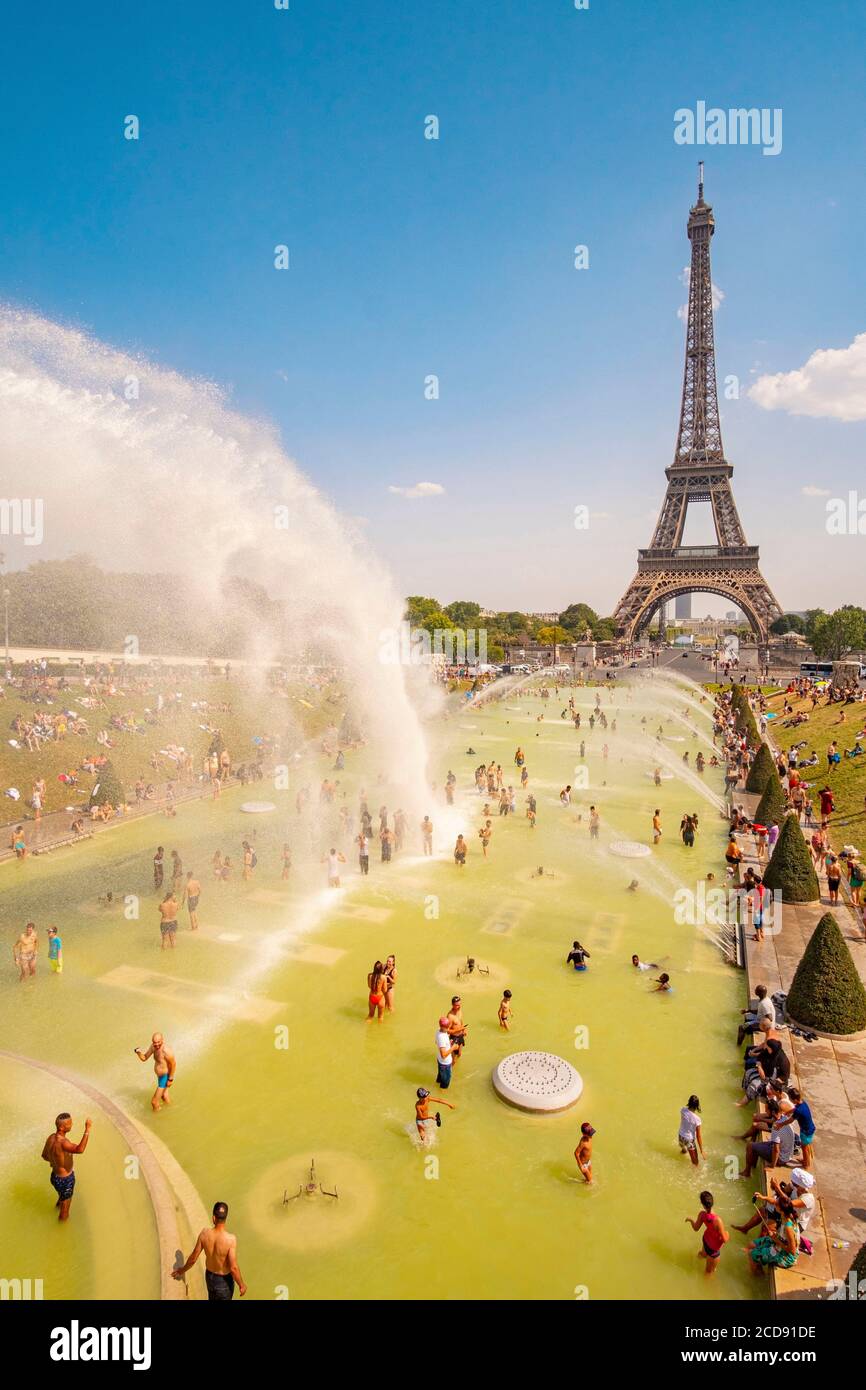 Frankreich, Paris, das von der UNESCO zum Weltkulturerbe erklärt wurde, die Trocadero-Gärten vor dem Eiffelturm, bei heißem Wetter, Baden und Wasserwerfer Stockfoto