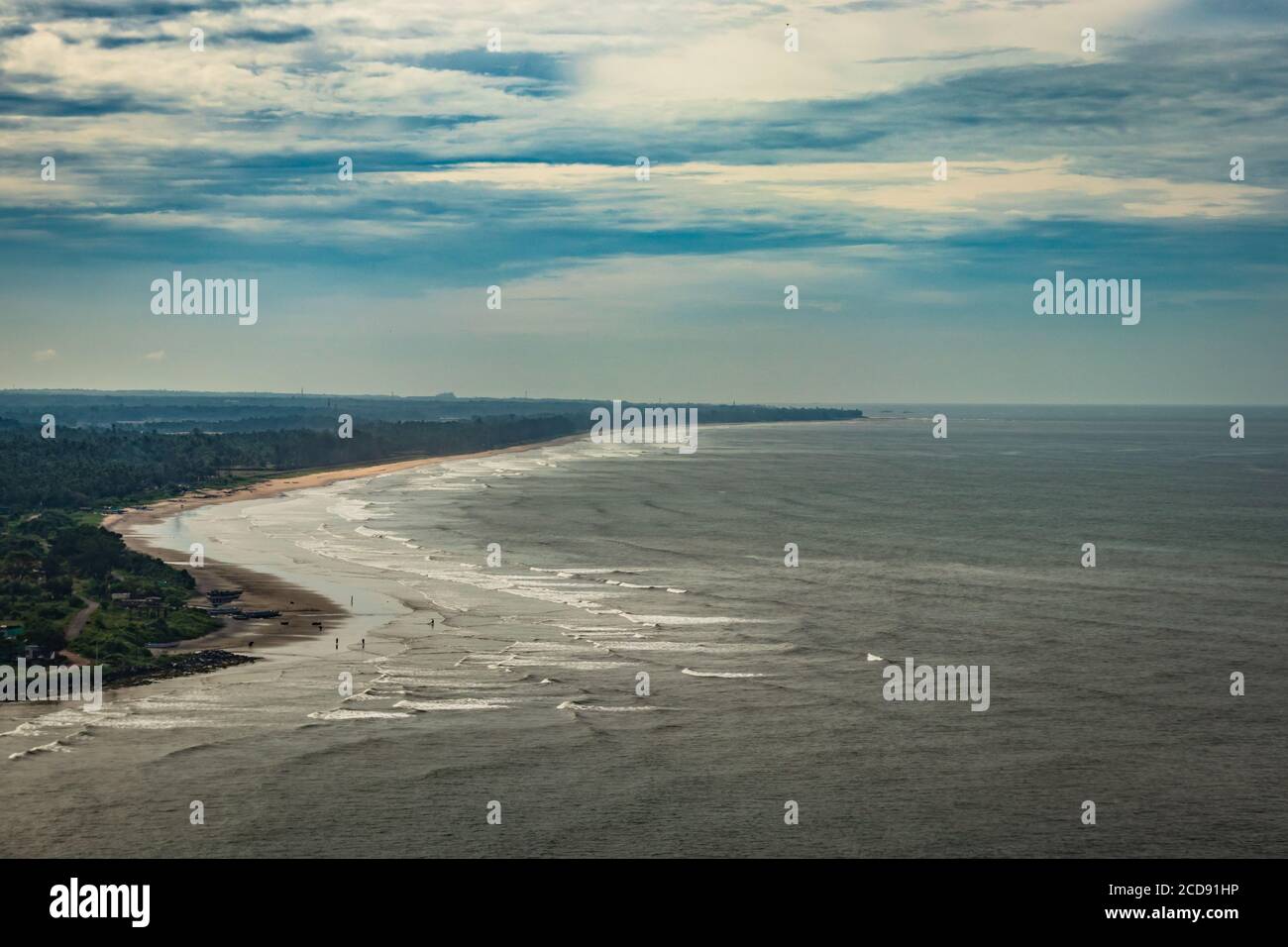 Strand isoliert Luftaufnahmen mit dramatischen Himmel Bild ist bei murdeshwar karnataka indien am frühen Morgen nehmen. Es ist die sehr heilige sowie touristische p Stockfoto