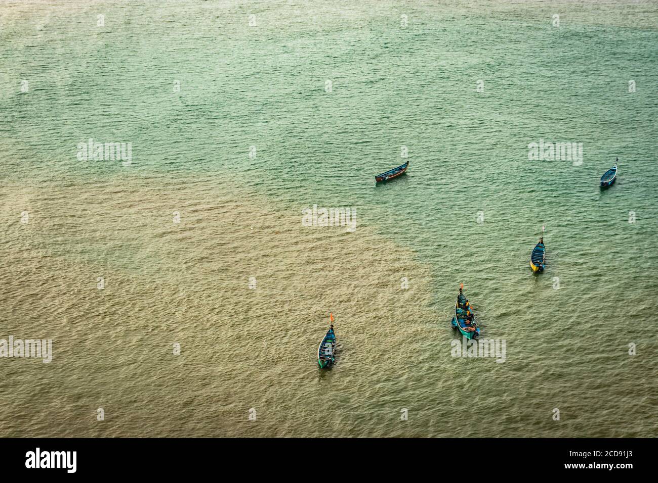 Fischerboote isoliert viele in Tiefsee Luftaufnahmen Bild ist bei murdeshwar karnataka indien am frühen Morgen nehmen. Es ist die sehr heilige sowie Tour Stockfoto