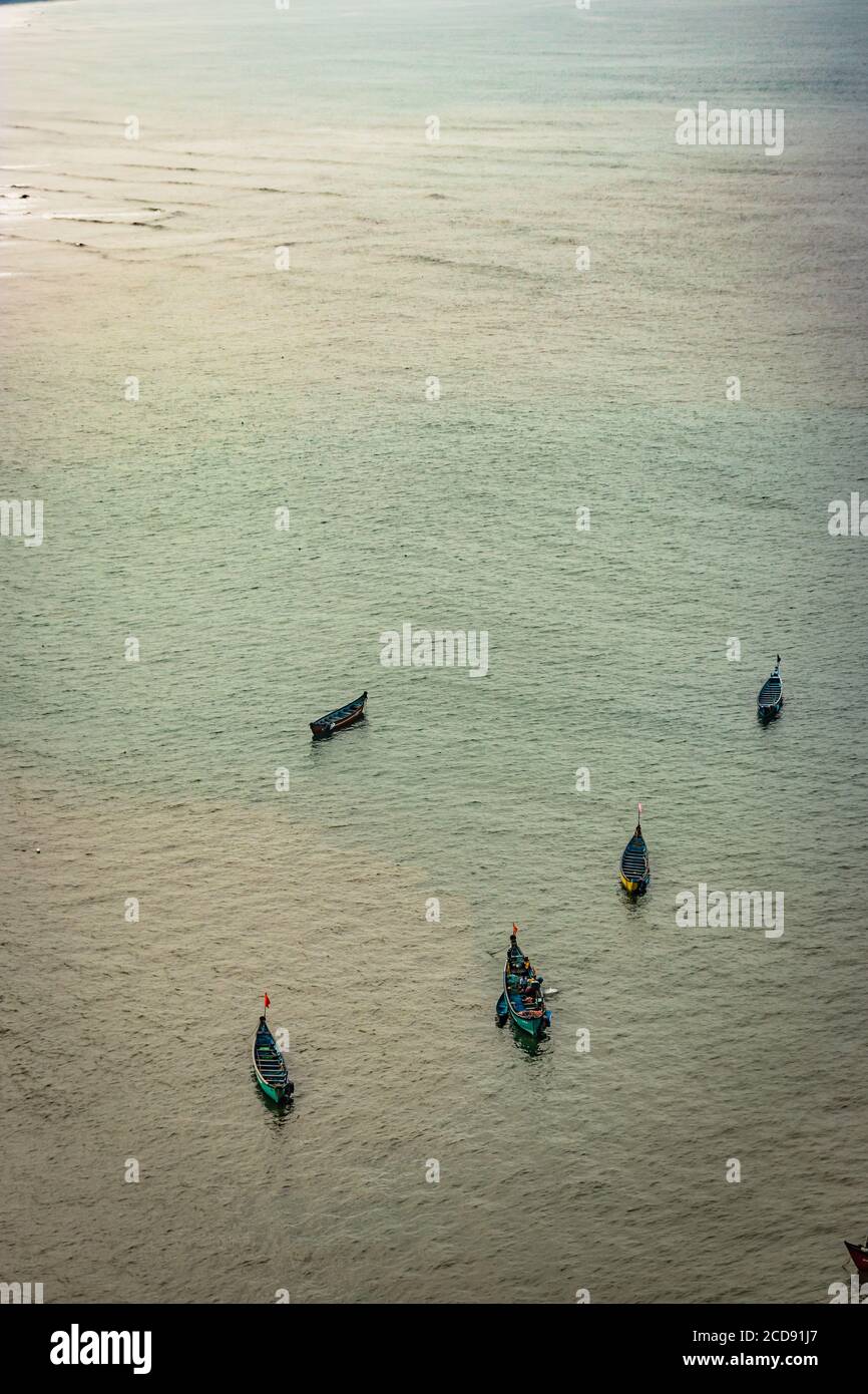 Fischerboote isoliert viele in Tiefsee Luftaufnahmen Bild ist bei murdeshwar karnataka indien am frühen Morgen nehmen. Es ist die sehr heilige sowie Tour Stockfoto