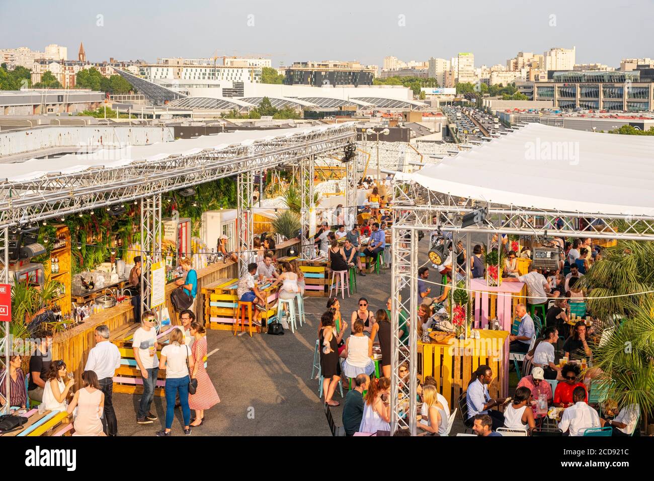 Frankreich, Paris, vegetales Dach von 3.500M2, der hängende Garten auf dem Dach eines Parkplatzes während des Sommers installiert Stockfoto