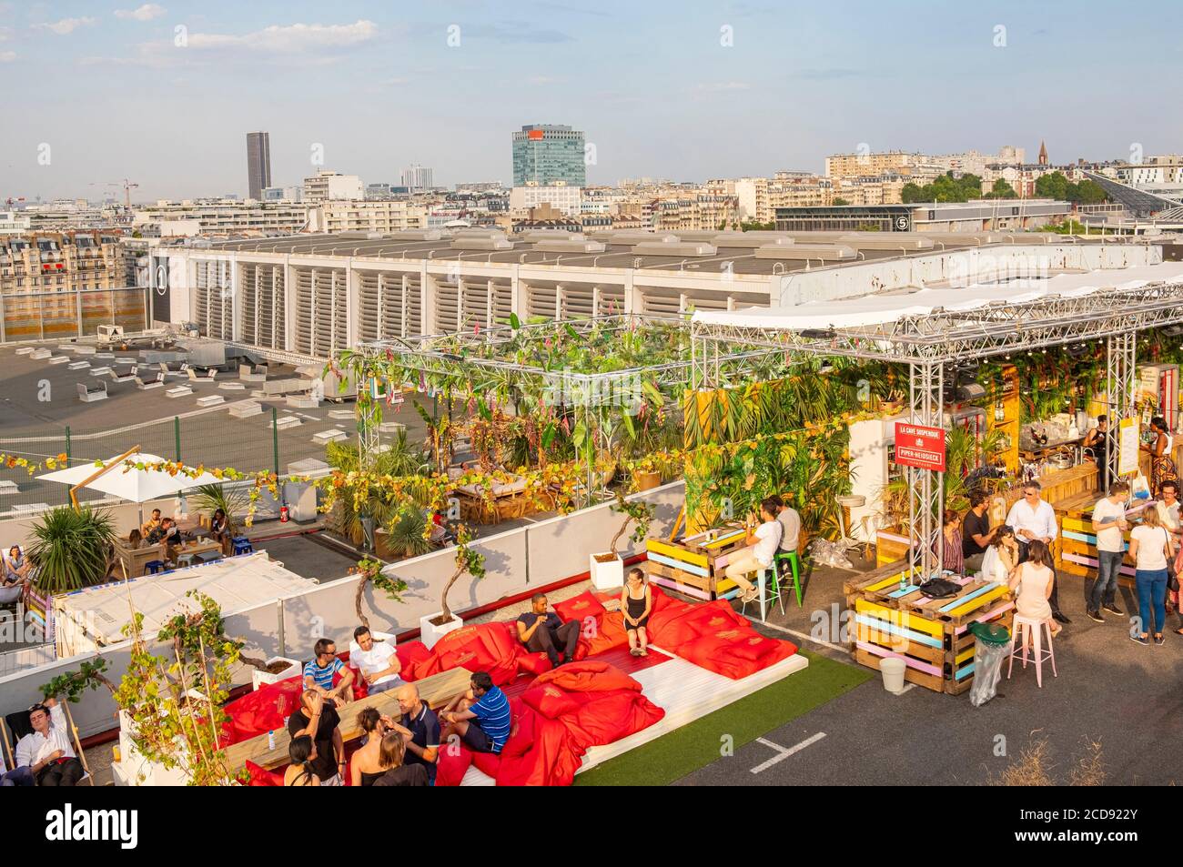 Frankreich, Paris, vegetales Dach von 3.500M2, der hängende Garten auf dem Dach eines Parkplatzes während des Sommers installiert Stockfoto