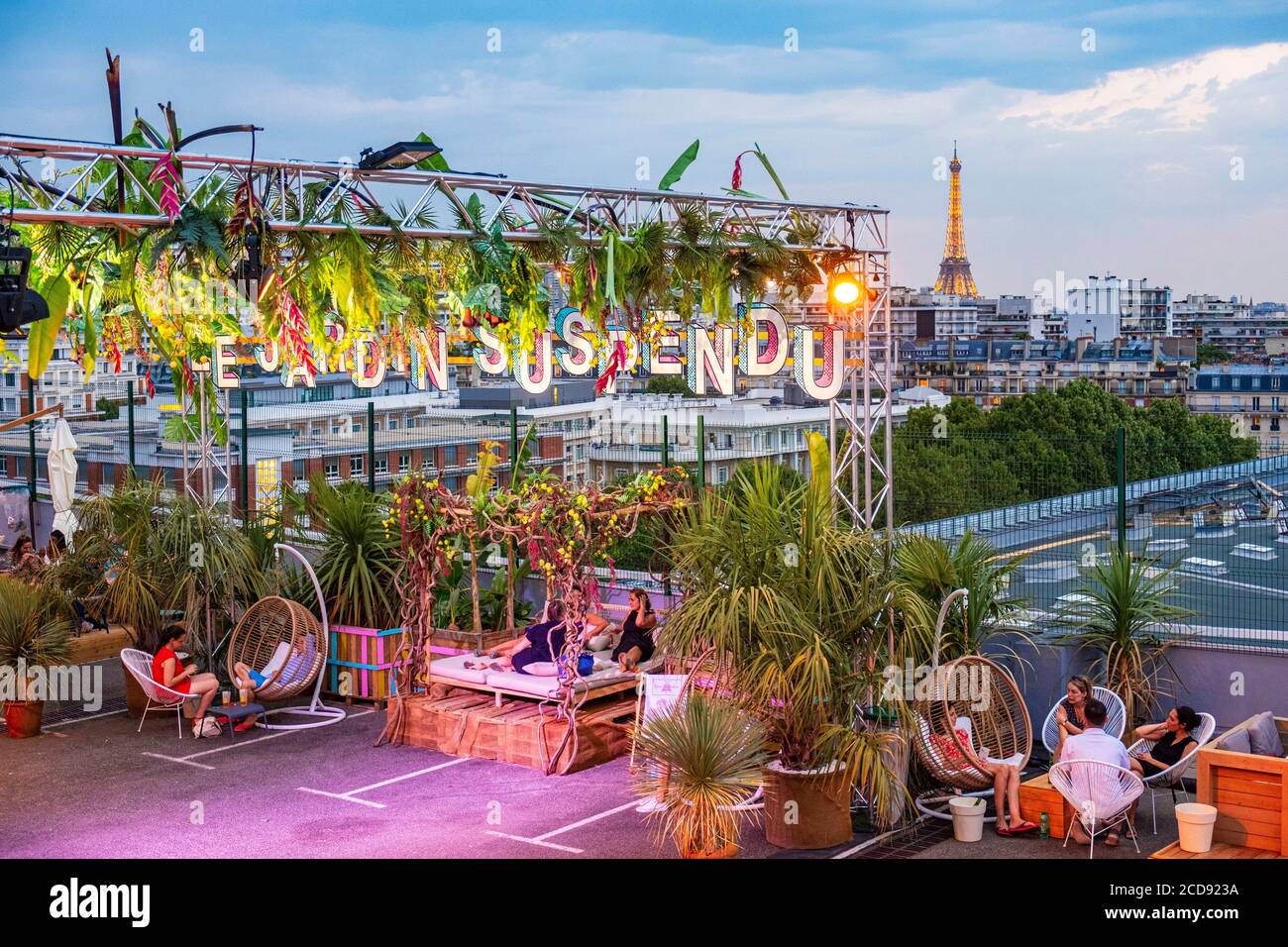 Frankreich, Paris, vegetales Dach von 3.500M2, der hängende Garten auf dem Dach eines Parkplatzes während des Sommers installiert Stockfoto